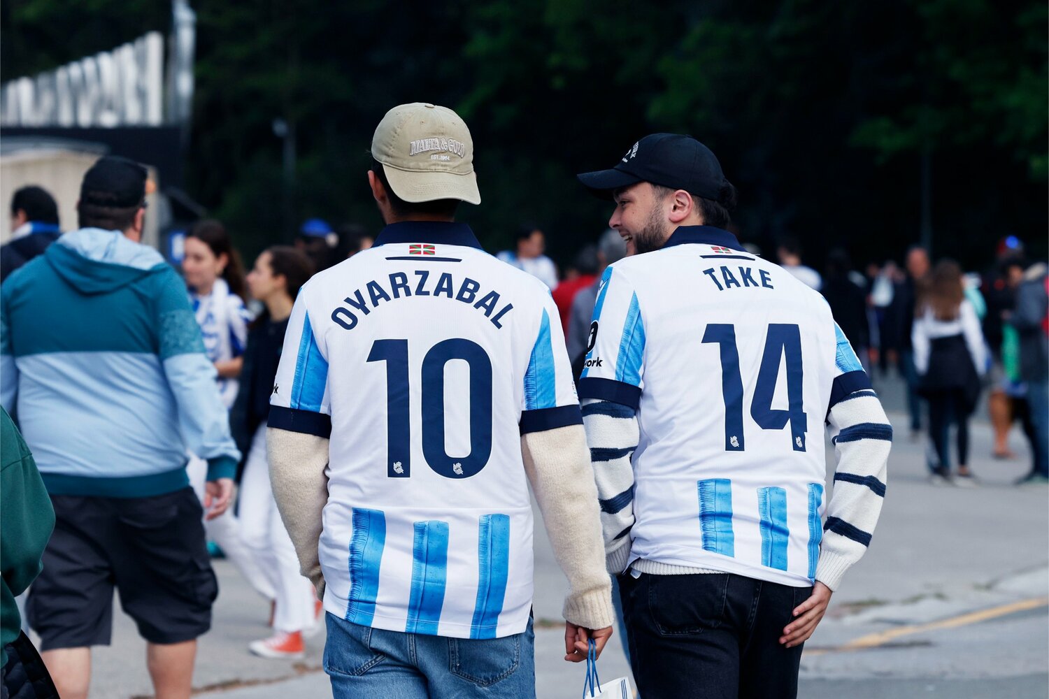 オヤルサバルとタケのユニフォームを着超したファン