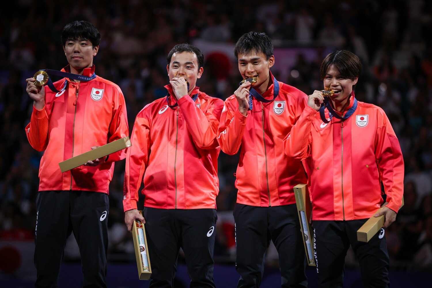 フルーレ団体で金メダルを獲得した松山恭助（右から2人目）©︎Ayman Aref/NurPhoto via Getty Images