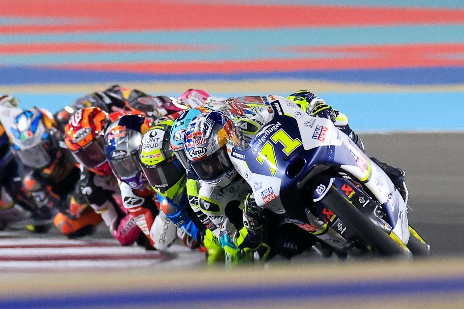 スピードに優る佐々木がトップに立つ場面は、レース中何度もあったのだが……　©Satoshi Endo