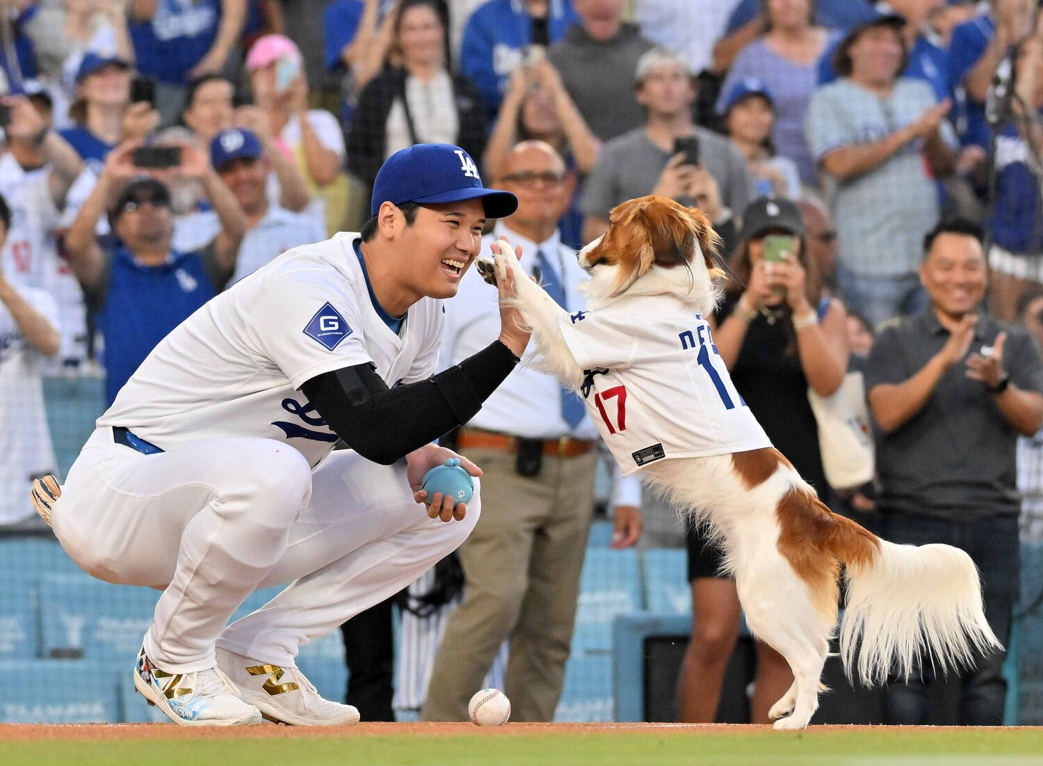 昨年8月に行われたデコピン始球式 ©JIJI PRESS
