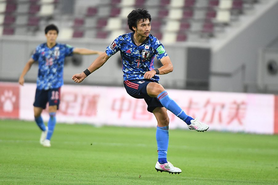 柴崎は思い切りのよいミドルシュートを放つ場面もあった　©JFA