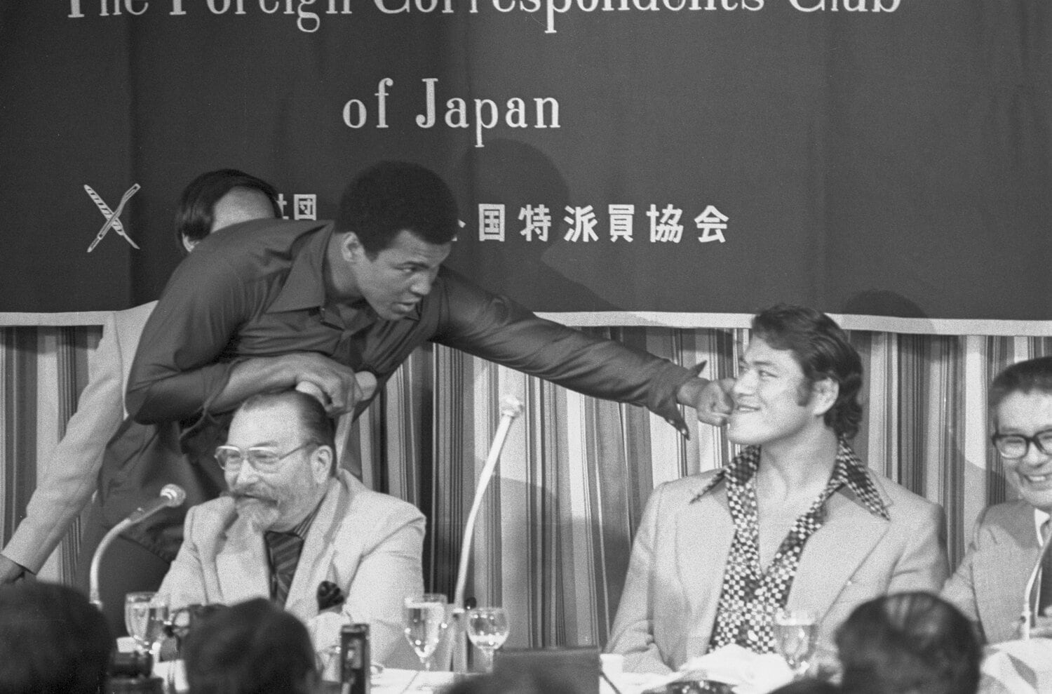 会見で猪木を挑発するアリ ©Getty Images