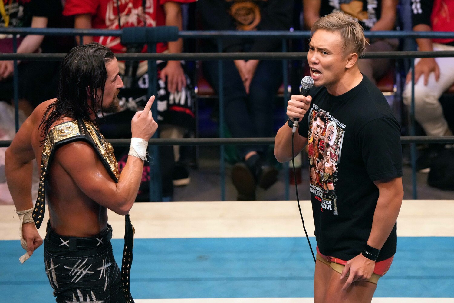 オカダのTシャツには自身と猪木と写真がプリントされていた