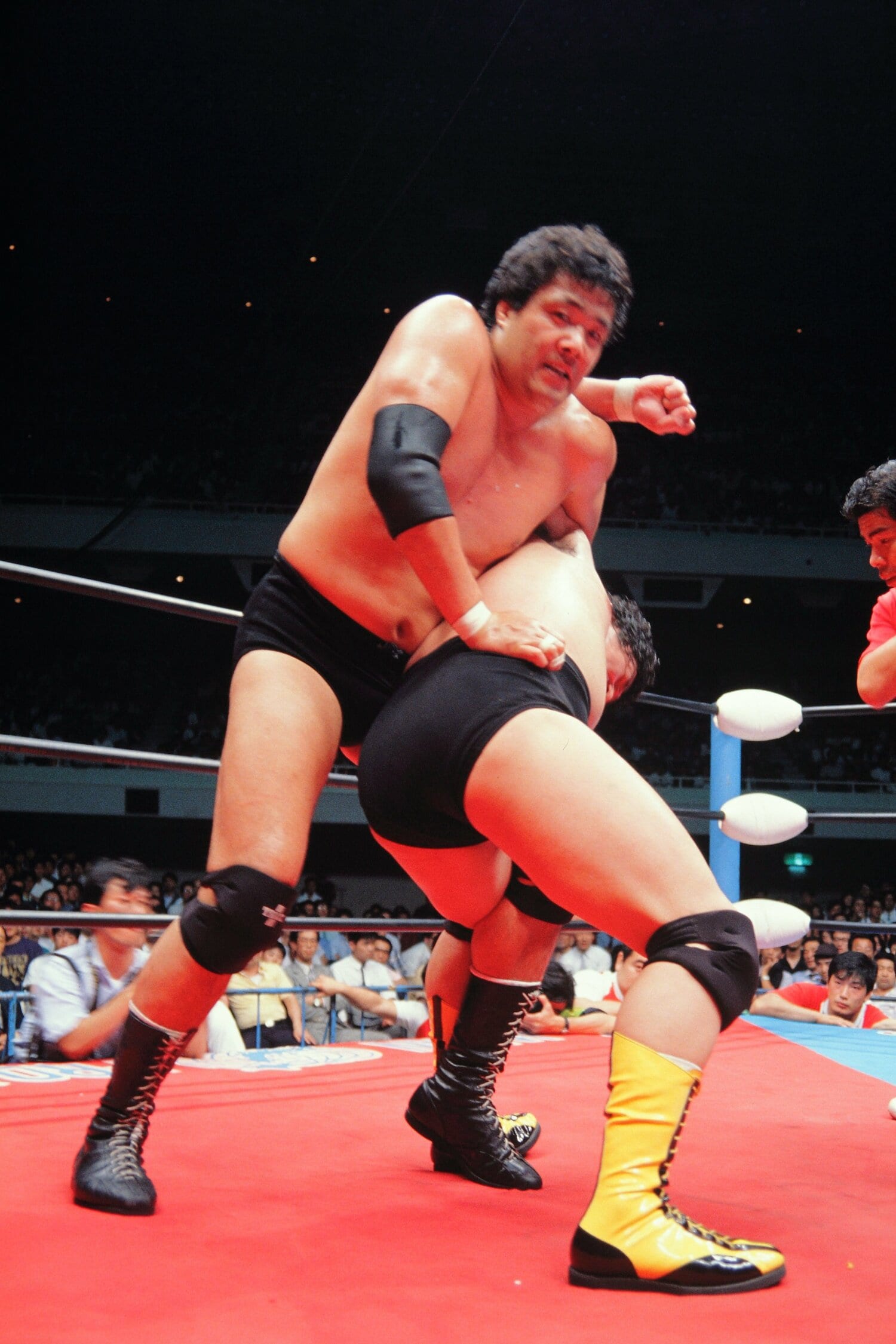 6月5日、王者鶴田が挑戦者の天龍にコブラツイスト ©AFLO