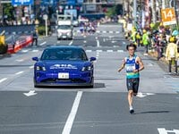 東京を駆け抜ける約3万9000名のランナーを先導！ 走る歓びと持続可能な未来…ポルシェが「東京マラソン」で伝える電動モビリティの可能性