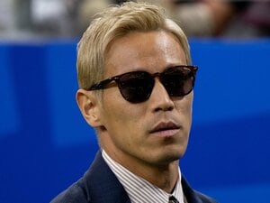 「あ、俊さん!」本田圭佑の魅力は解説だけではなく現場も…中村俊輔コーチや森保一監督に「サングラスを外し」、7学年下の元日本代表FWも「じつは優しい」