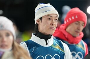 メダル逃す→勝った相手に近寄って…日本のエース・小林陵侑“じつは金メダル獲得の前回も同じ”超冷静な試合後コメント「いつも僕は風を気にしない」