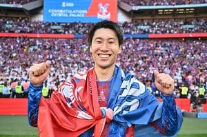 “人種差別的暴言と酷評”を浴びた鎌田大地が英国人記者にポツリ「死の淵から生還、得意なので」クラブ初タイトルで評価一変…今夏去就は？