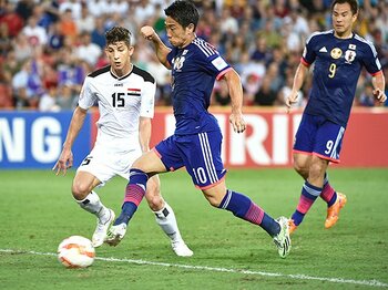 香川真司はゴールを決めずともいい インサイドハーフとしての覚醒の兆し 4 5 サッカー日本代表 Number Web ナンバー