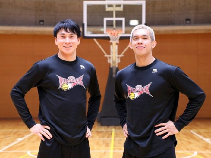 フィリピン代表とデフ（聴覚障害）バスケ日本代表…三遠の2人の新人Bリーガーが抱く、特別な使命感とは＜Number Web＞ photograph by Tomoko Yamada
