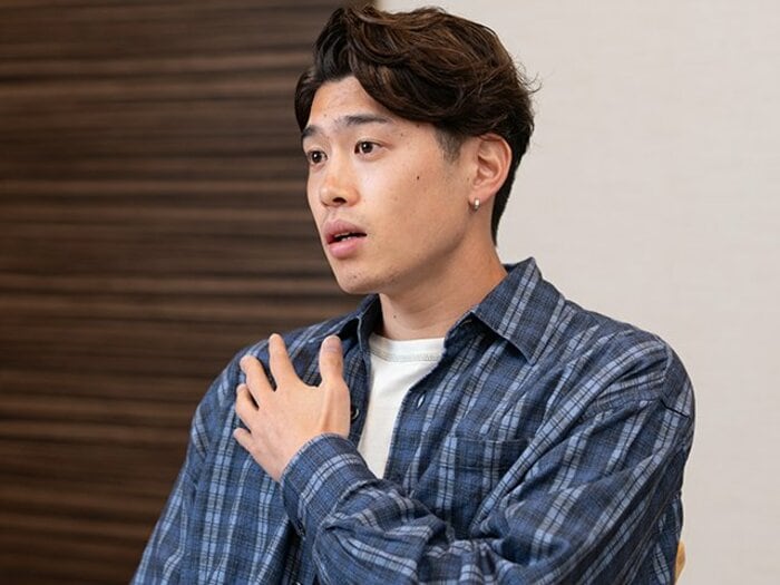 「バキッと音が。骨が飛び出て」鎖骨骨折でW杯絶望説も…日本代表MF鈴木唯人が間に合った真相を明かす「5時間後に手術。翌日にはバイクを」〈独占インタビュー〉＜Number Web＞ photograph by Tadashi Hosoda
