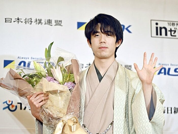 「19歳の藤井聡太五冠」のスゴさを棋士目線で説明すると… 「終盤で強い体幹」と事実上の「香落ち指し込み」とは《王将戦》<Number Web> photograph by Kyodo News