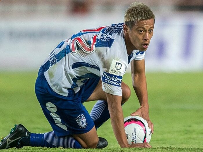 トップ下回帰でのデビュー戦ゴール。本田圭佑、ミランでの轍は踏まない。＜Number Web＞ photograph by AFLO