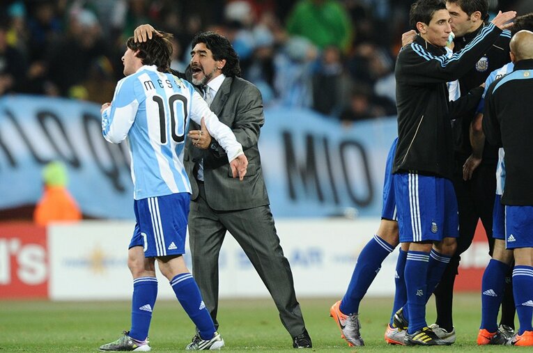 2010年W杯のメッシとマラドーナ監督　©JMPA