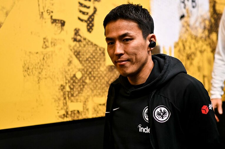 日本代表からは離れるも、在籍するフランクフルトの支柱となっている39歳。長年の活躍につながるルーキー時代の姿勢をレジェンドは見ていた ／ photograph by Getty Images