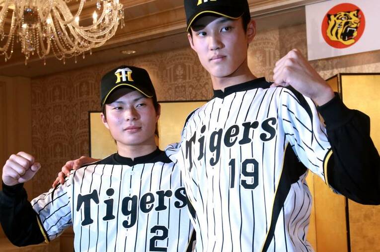 「盟友」藤浪＆北條…2012年ドラフト会議で、阪神からドラフト1位指名を受けた藤浪晋太郎（右）、2位指名の北條史也　©Sankei Shimbun