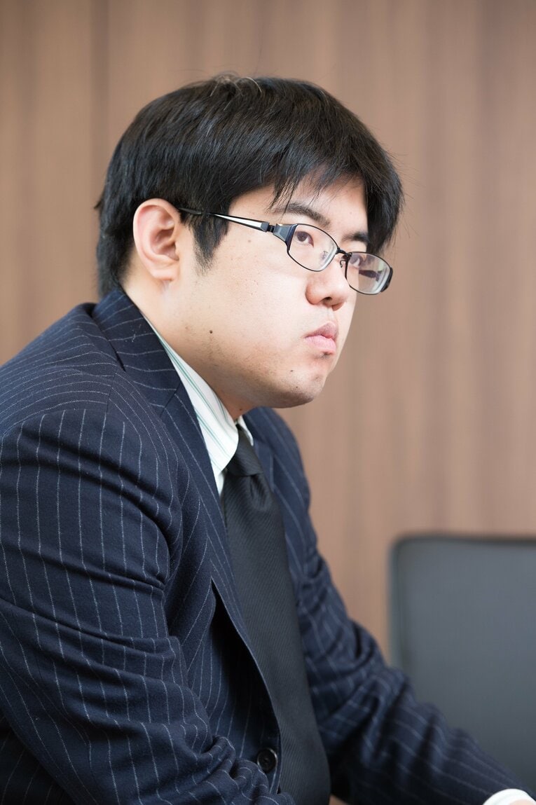 盤面を離れても理知的なコメントが人気の糸谷八段©Nanae Suzuki