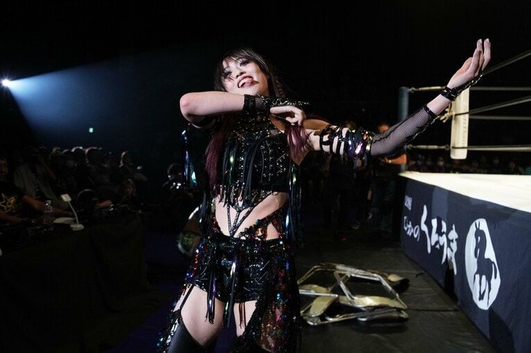 不敵な笑みを浮かべる上谷沙弥　©Essei Hara