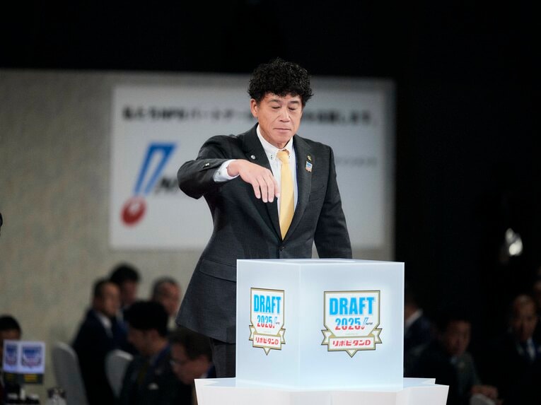 城島CBO「さ、引きますよ…当たりはどれかな…（ま、1枚しか残ってないけど）」　©Yuki Suenaga