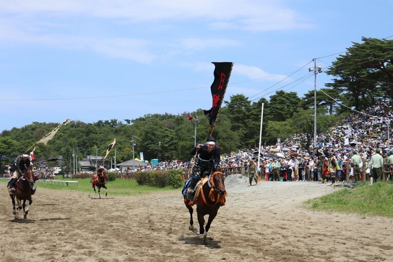 甲冑競馬を先頭で駆け抜けたレッドカロス