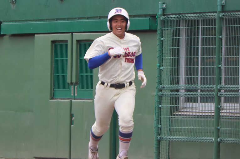 最後の夏は主に代打での出場だったが、チームは津嘉山に背番号「1」を渡した　©Fumi Sawai