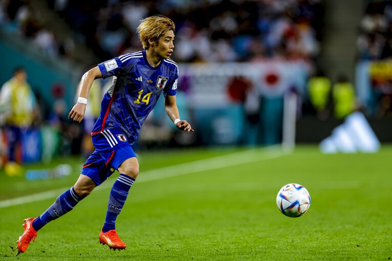 持ち前の走力を見せつけた伊東純也だが、守備に追われる時間も少なくなかった　©Kiichi Matsumoto/JMPA