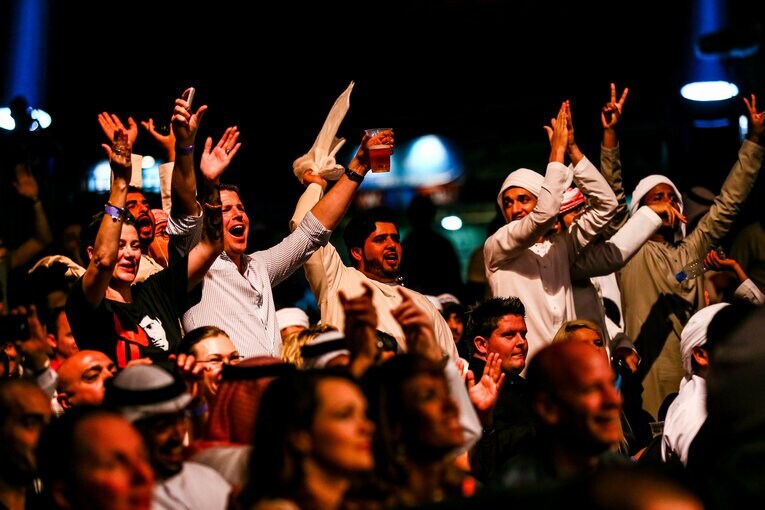 興奮するduアリーナの観客たち