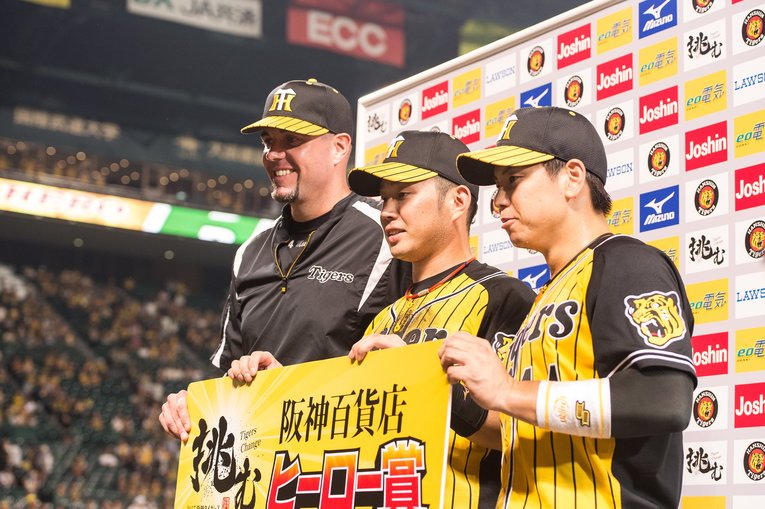 （左から）メッセンジャー、糸原、梅野　©Nanae Suzuki