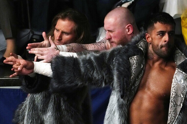 WAR DOGSのクラーク・コナーズ、ドリラ・モロニーとポーズするゲイブ・キッド。2月4日、後楽園ホール　©Masashi Hara