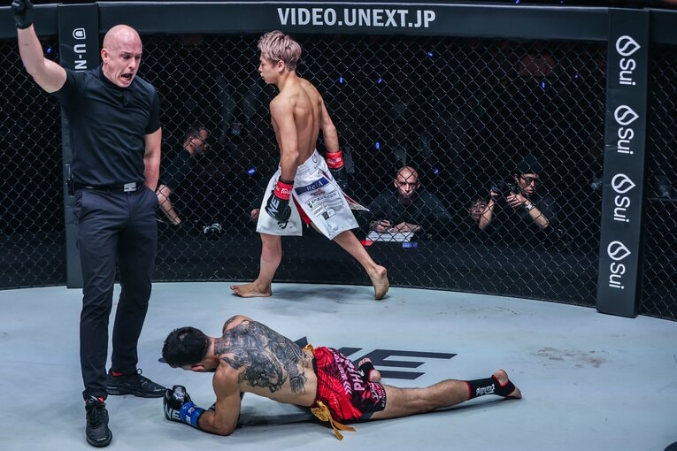 ダウンしたピューリック　©ONE Championship