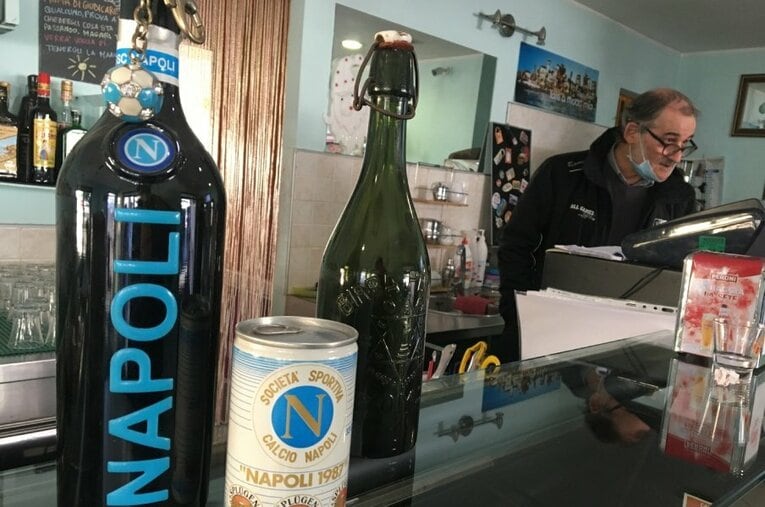 カルチョの国に欠かすことのできないバール。月曜の朝は週末の試合結果の話題で賑わう ／ photograph by Takashi Yuge