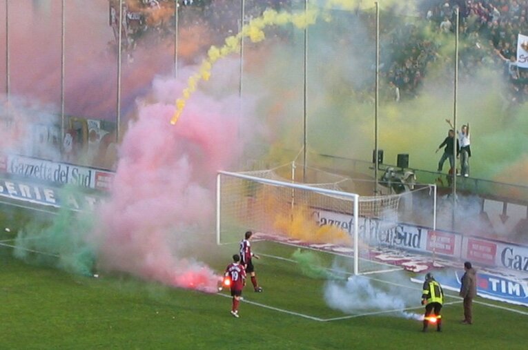 潜入写真！無法ウルトラスの実態。スタジアム内を包む炎に発煙筒……。(25) ／ photograph by Takashi Yuge