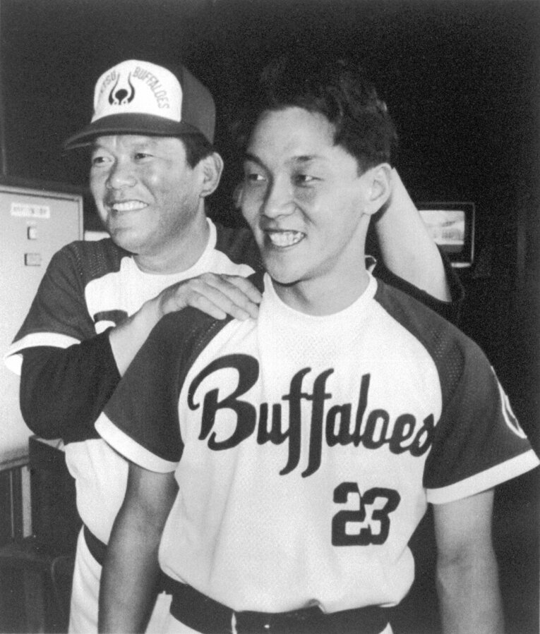 1993年にプロ初勝利を挙げた小池と鈴木啓示監督　©KYODO