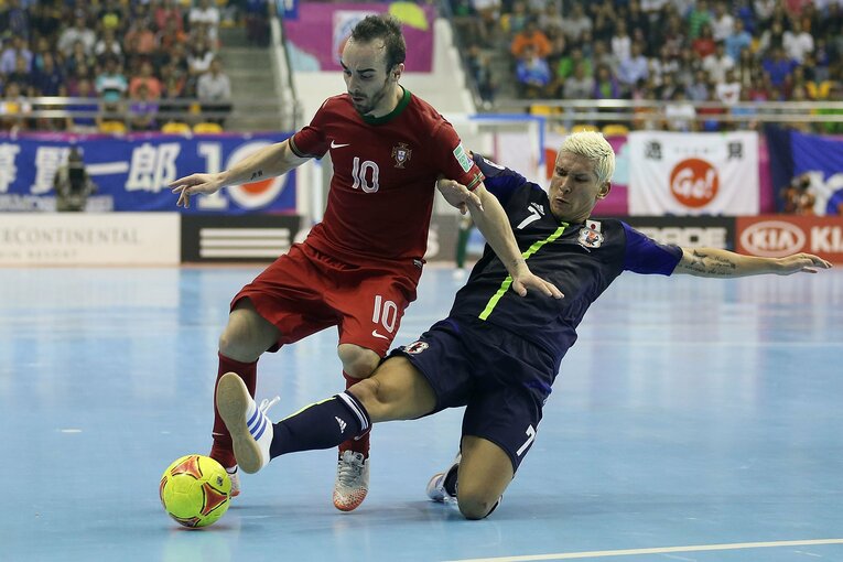 2012年W杯、フットサル界の伝説的プレーヤーであるリカルジーニョとマッチアップ©Getty Images