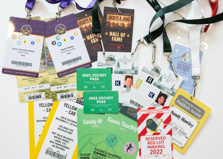 今でも競馬場へ招待される土屋さん。大レースの入場パスたちが競馬との深いつながりを示している　©Nanae Suzuki