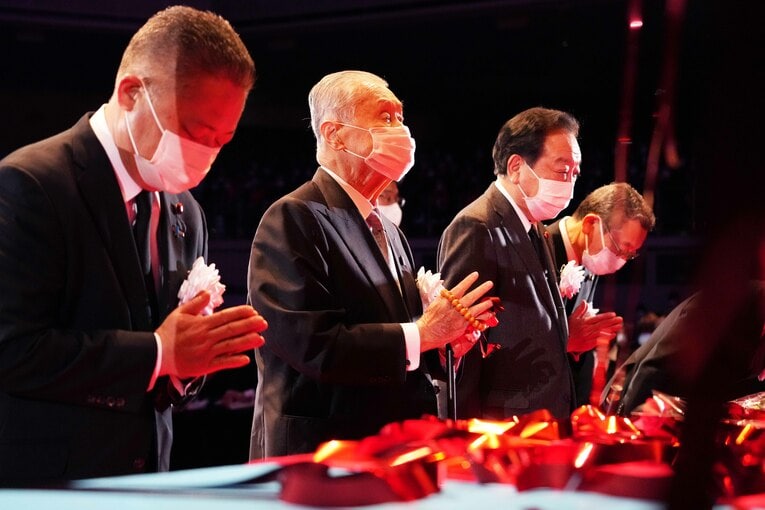 合掌する森喜朗と野田佳彦