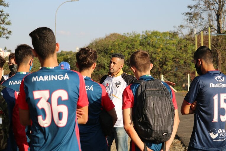 アドバイスする三都主　※三都主サッカーアカデミー提供