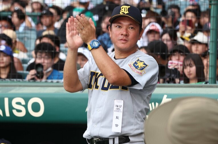 甲子園の決勝で敗れた後、慶応高・森林貴彦監督のインタビューを拍手で聞く須江監督。試合後の潔い姿勢も称賛された ／ photograph by JMPA