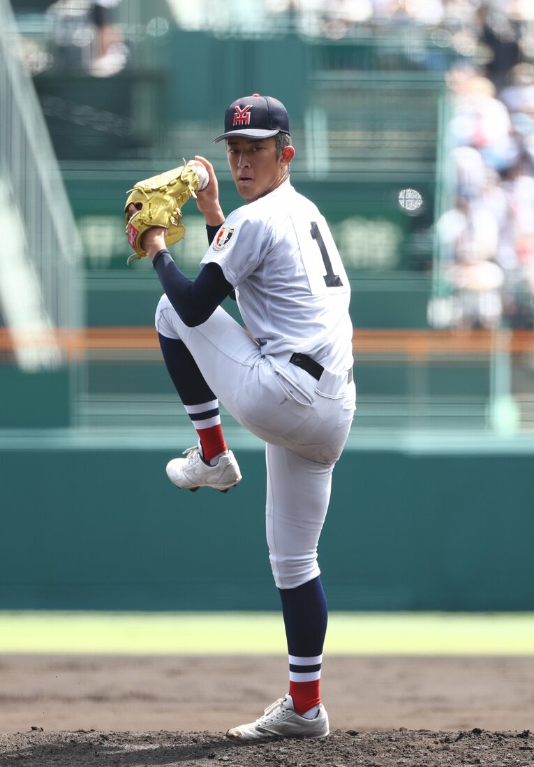 2026年夏の甲子園で投球する横浜高・織田翔希　©JIJI PRESS
