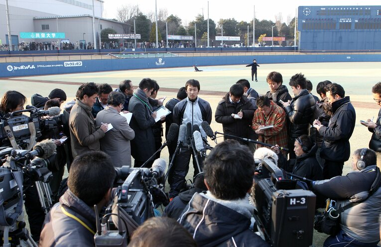 大人数のメディアにも落ち着いた対応を続けた斎藤　©JIJI PRESS