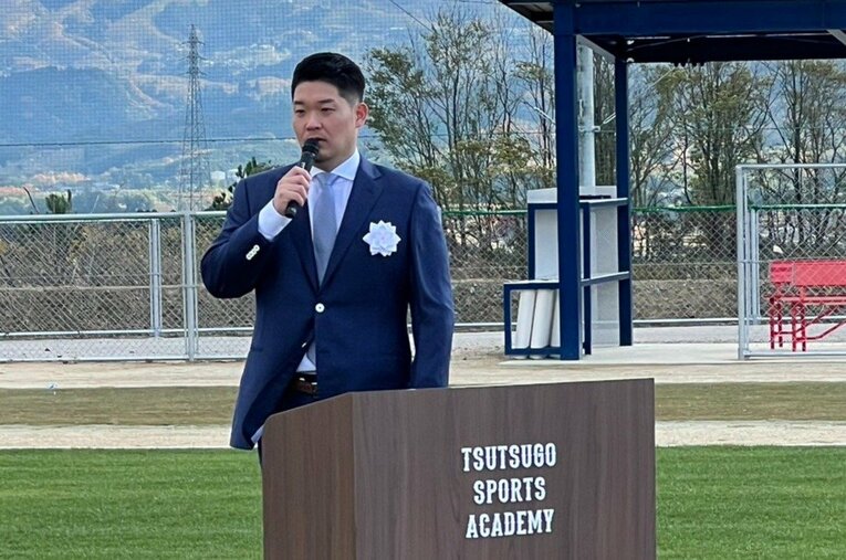 「YOSHITOMO TSUTSUGO SPORTS ACADEMY」の竣工式で施設のお披露目と挨拶をした筒香嘉智 ／ photograph by Yasushi Washida
