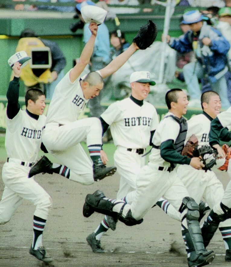 被災の苦難を経てセンバツ初戦を突破した報徳学園ナイン　©KYODO