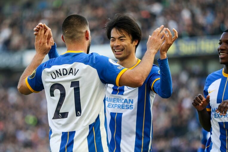 ウルブス戦、ウンダブのゴールを祝福する三笘。2人はベルギー、サン＝ジロワーズ時代からのチームメイトでもある　©Getty Images