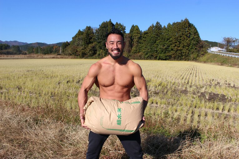 自慢の米を担いでポーズ決める手塚裕之（4枚目／全4枚）©Number Web
