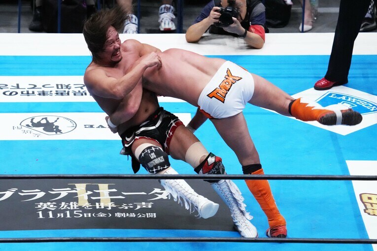 内藤哲也はデスティーノで応戦　©Essei Hara