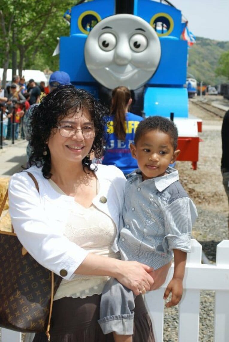 幼少期のタージ（中央）と祖母・由布子さん　（写真／家族提供）