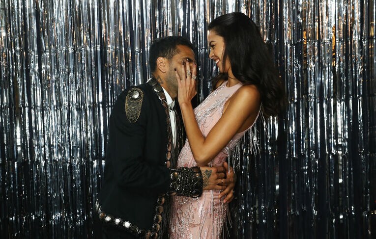 アウベスと妻のジョアナ・サンツさん（2枚中の2枚目） ©Getty Images