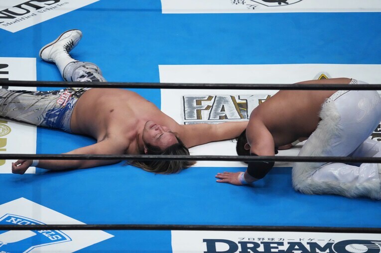 フォール勝ちした海野翔太はリングで大の字の棚橋弘至に感謝する。4月5日、両国国技館　©Essei Hara