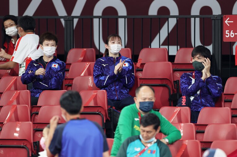 東京五輪には補欠として帯同した早田（写真中央）。当時の悔しさが、その後の成長を生んだ　©JIJI PRESS