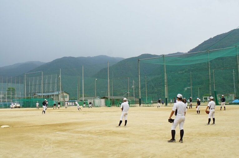 池田高校（徳島）のグラウンドで練習する野球部員たち。今年7月に撮影 ／ photograph by NumberWeb